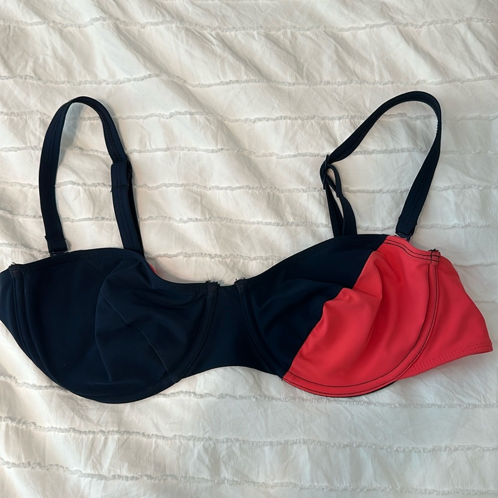 Flagpole bikini top in size L